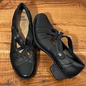 Earth Origins Black MaryJanes Size 8